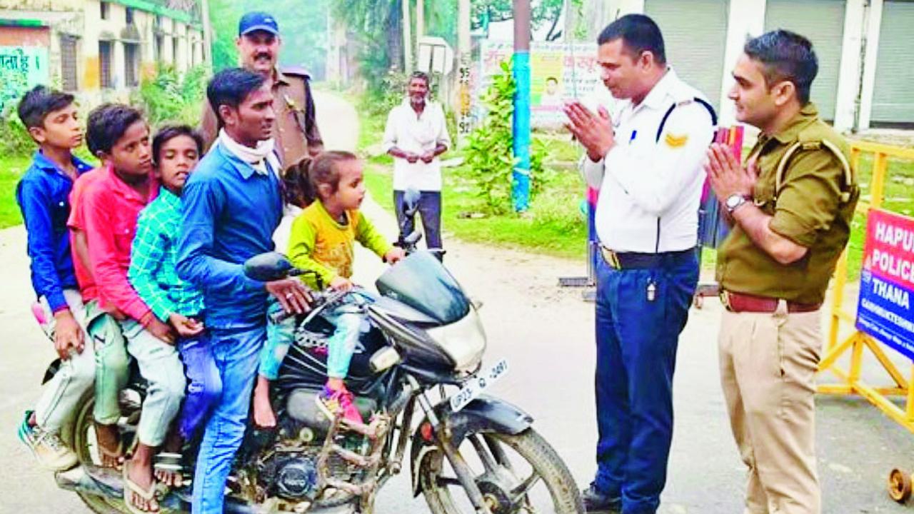 પોલીસે જ આ તસવીર પોસ્ટ કરીને ટ્રાફિકના નિયમોનું પાલન કરીને બાળકોની સુરક્ષા જાળવવાની અપીલ કરી હતી.